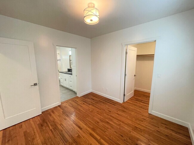Building Photo - Remodeled Midtown Apartment w/Air Conditio...