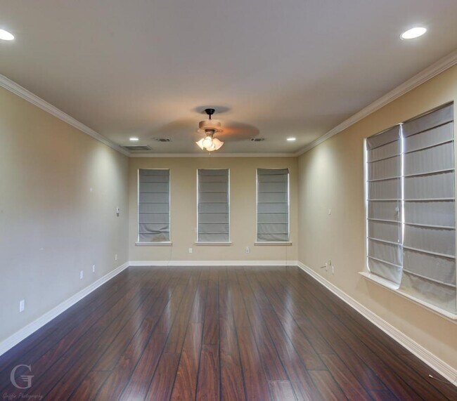 Building Photo - 506 Linnhurst Dr