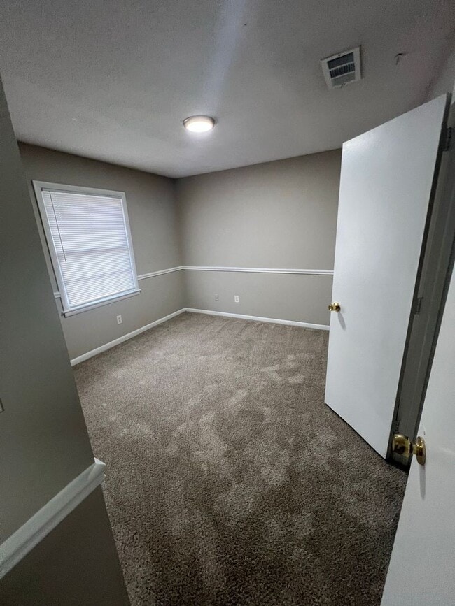 Building Photo - COMING SOON!!! 3 bed 1.5 bath TOWNHOME!!