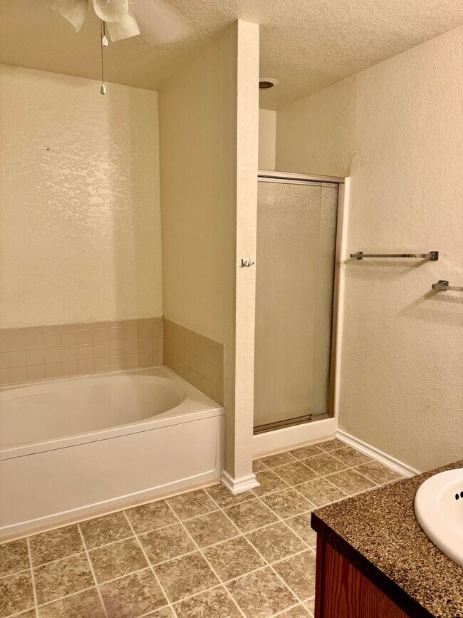 Building Photo - 204 Gatewood Oak