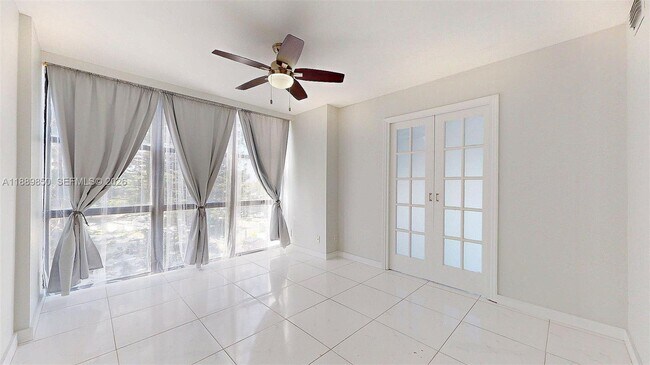 Building Photo - 1000 Parkview Dr