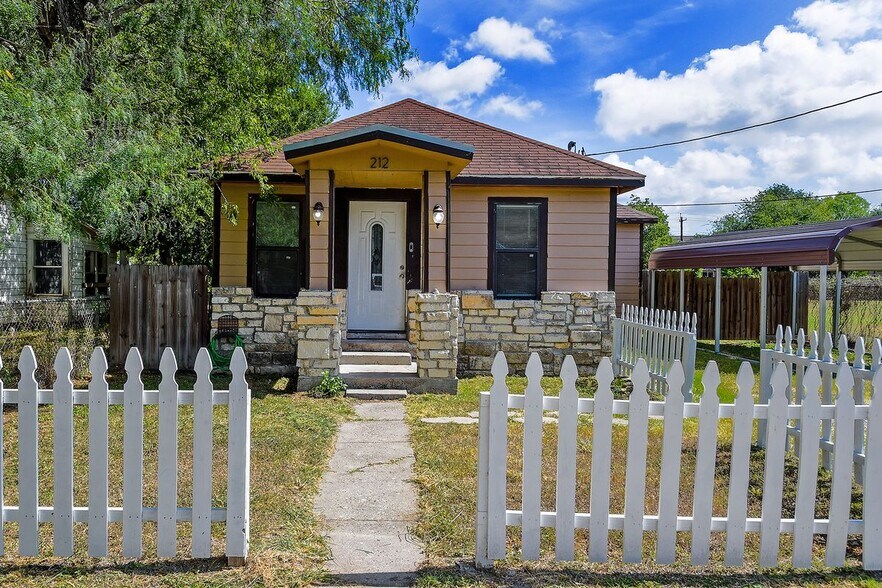 Primary Photo - 212 Hugh St