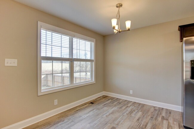 Building Photo - Fresh and Clean 3 bed 2 bath.  Sweet layout!