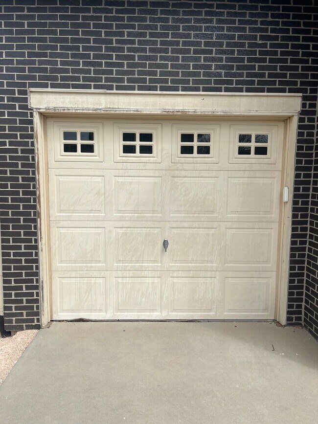 Building Photo - Amazing 3 Bed, 2 Bath, 3 Car Garage Home for Rent