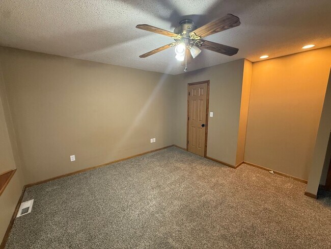 Building Photo - Spacious 5 Bedroom Home in a Peaceful Country Setting