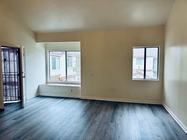Building Photo - Spacious 3 Bedroom 2 Bath Condo in Hawaiian Gardens