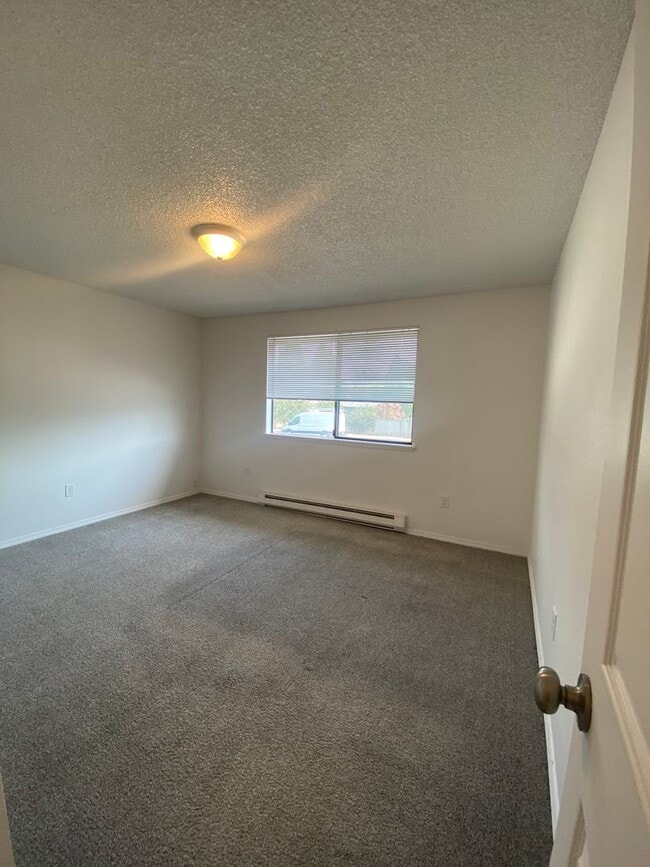 Building Photo - Nicely updated 3+ bedroom, 2 bath duplex-l...