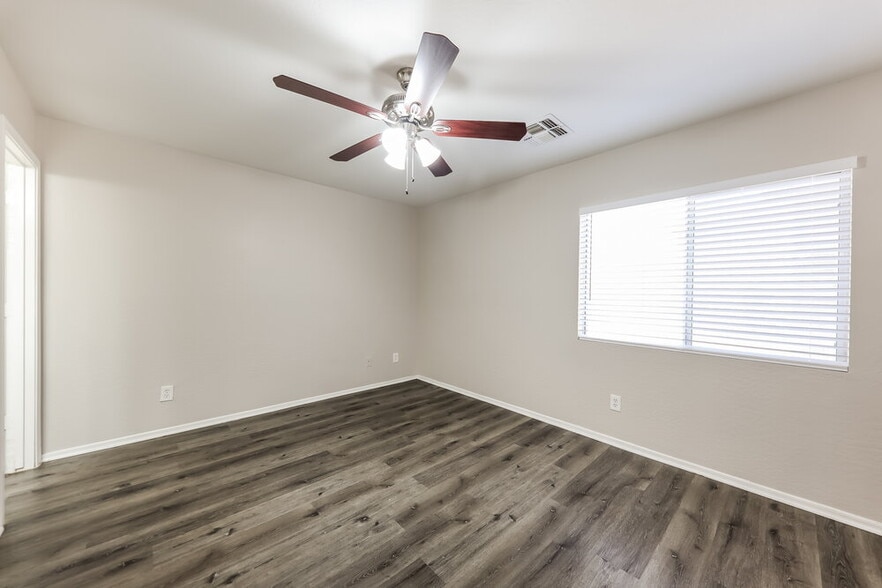 Building Photo - 11834 W Sunnyside Dr