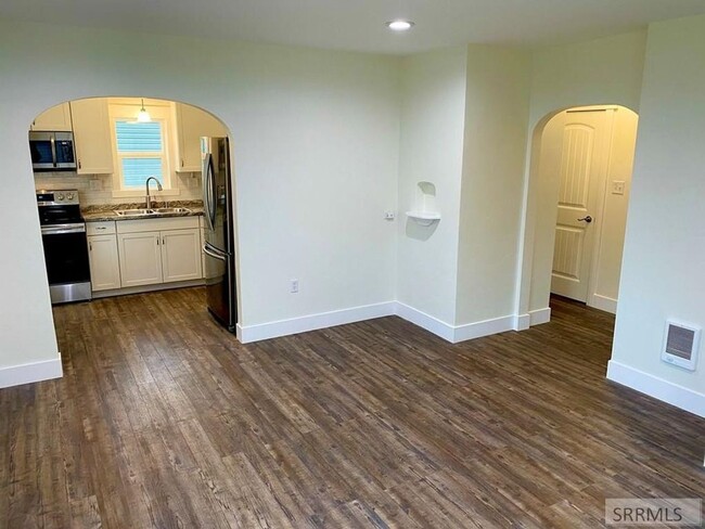 Building Photo - Charming 2 Bed, 1 Bath Home with Modern Up...