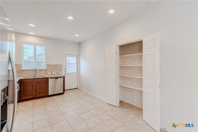 Building Photo - 462 Martha Dr