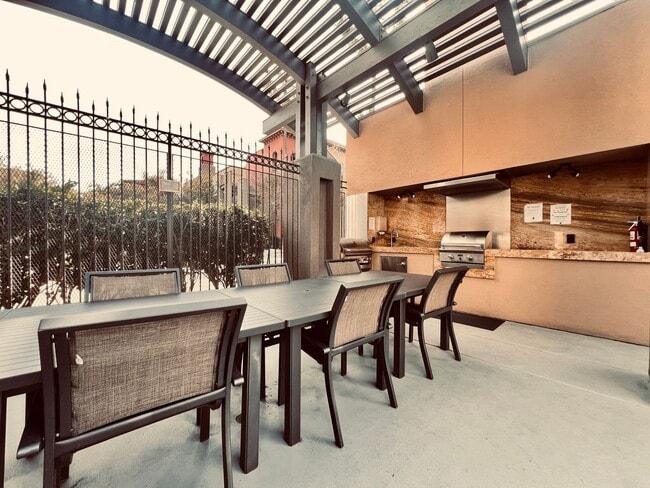 Building Photo - Renovated Uptown District Top Floor Condo in the Hillcrest