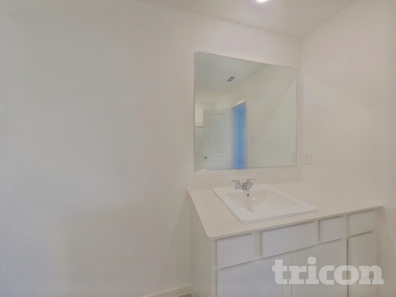 Building Photo - 10700 Dusty Rnch Rd