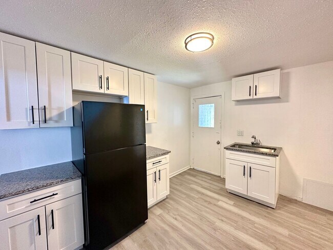 Building Photo - Renovated 2 Bed, 1 Bath Apartment in Sharp...