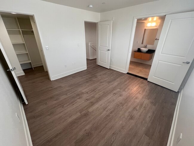 Building Photo - HST