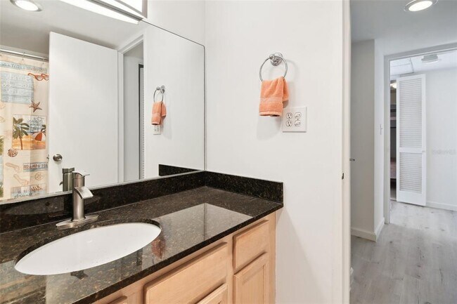 Building Photo - 880 Mandalay Ave