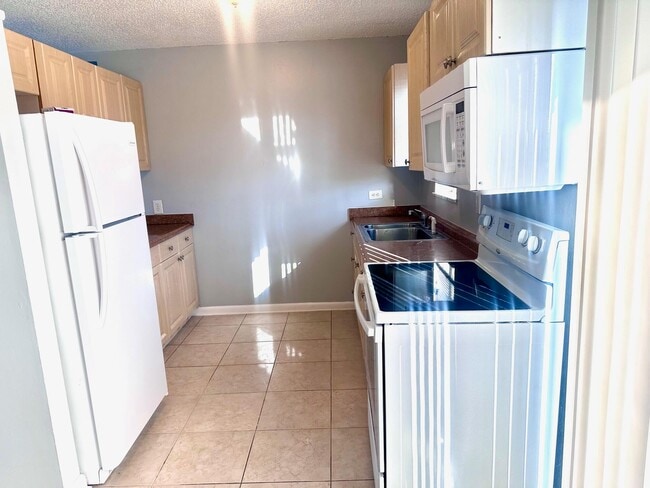 Building Photo - 9326 Sunrise Dr