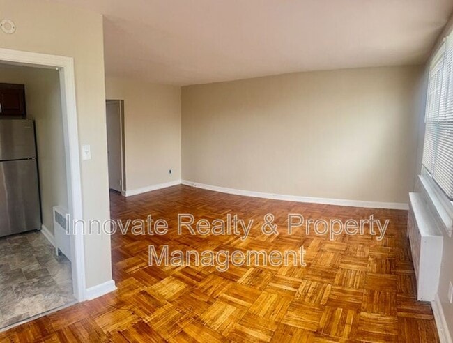 Building Photo - 910 E Sharpnack St