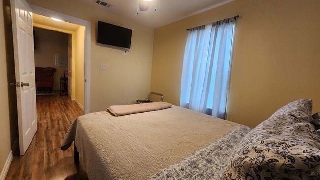 Building Photo - Welcome to the Cottage!