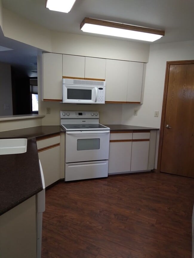 Building Photo - 3 bed / 2 bath Condo Available