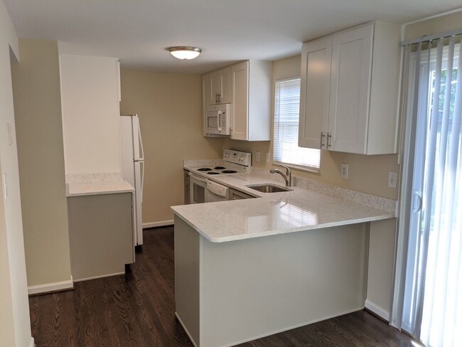 Building Photo - Renovated townhouse in established neighbo...