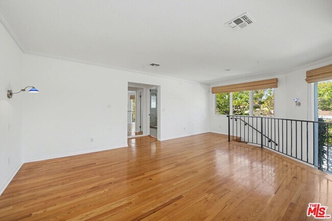 Building Photo - 10543 Almayo Ave