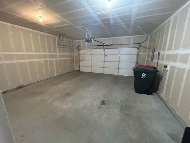 Building Photo - 3 Bedroom plus Loft For Rent! Victory Sout...