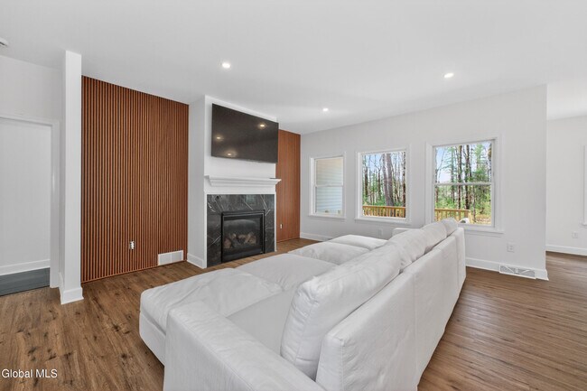 Building Photo - 622 Acland Blvd