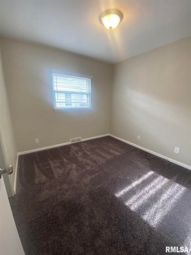 Building Photo - 2733 E 18th St