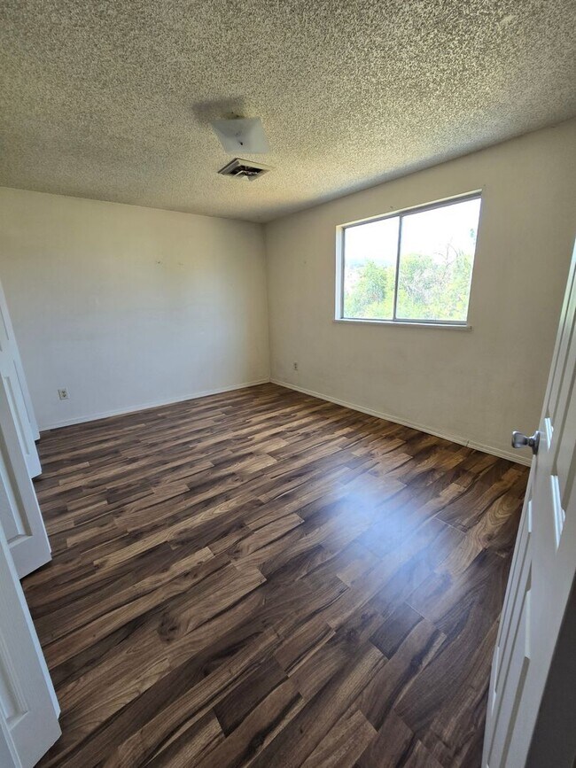 Building Photo - 3 bedroom 1 bath duplex