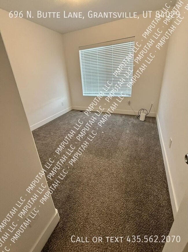 Building Photo - 696 Butte Ln