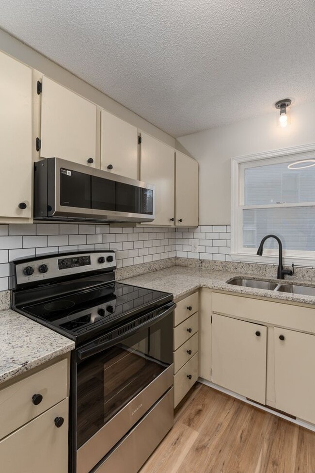 Building Photo - Newly renovated unit close to I-77 and I-20