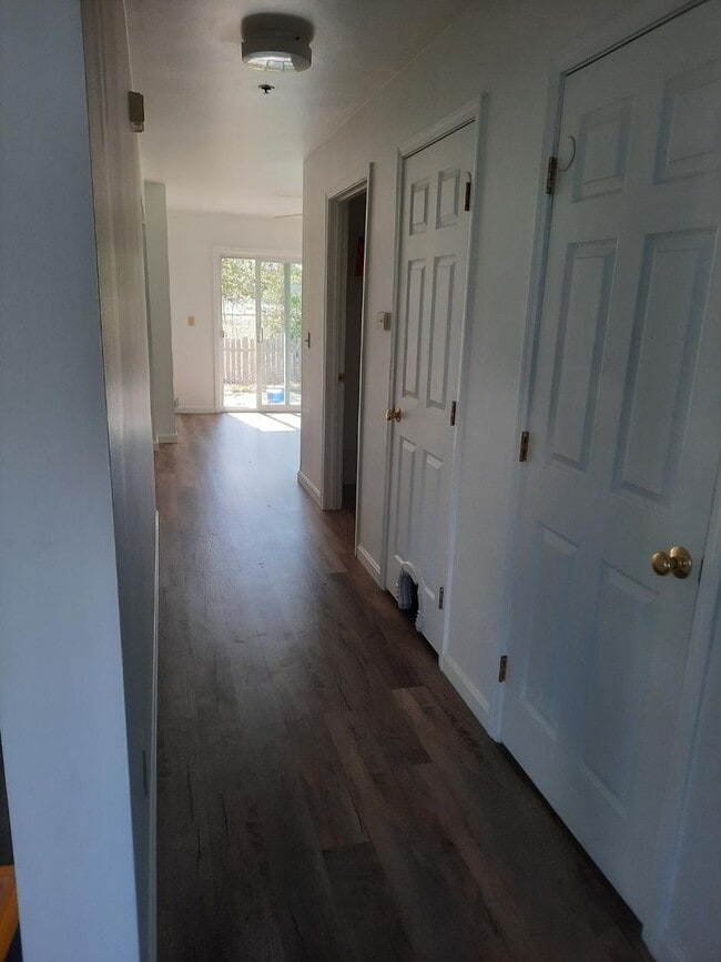 Building Photo - 3BR/2.5BA Townhouse Available July 1st!!! - Great Residential Neighborhood!!