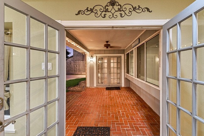 Building Photo - 215 Gentilly Dr