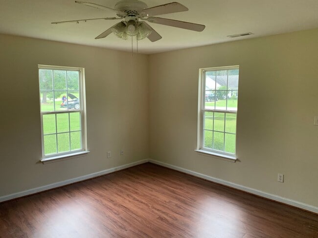 Building Photo - Elegance in Elizabeth City!