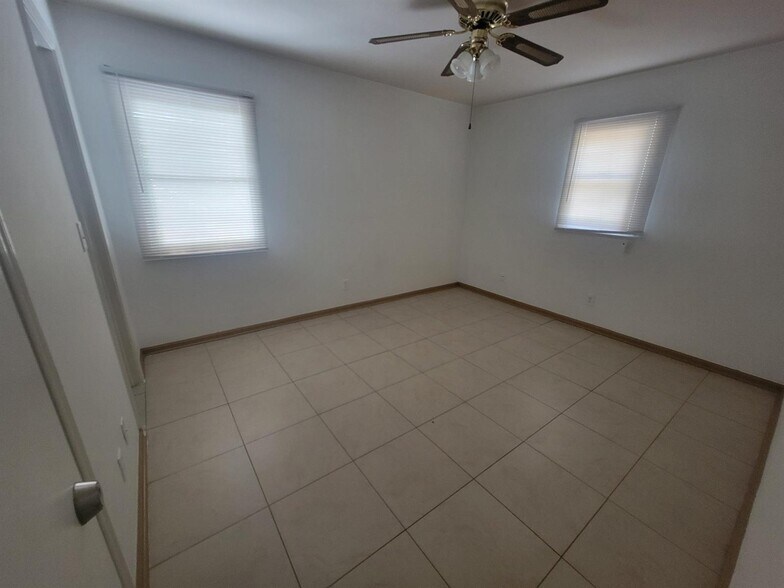 Building Photo - 9285 Green Meadows Way