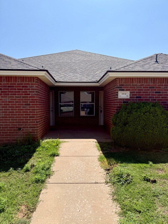 Building Photo - 304 N Brentwood Ave