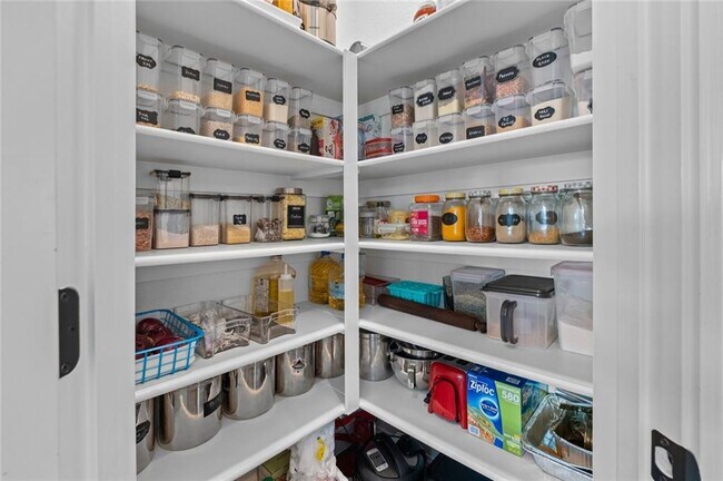 Building Photo - 230 Bequette Ln