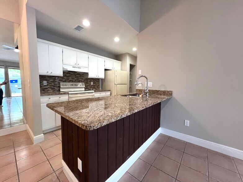 Building Photo - 1077 Goldenrod Rd