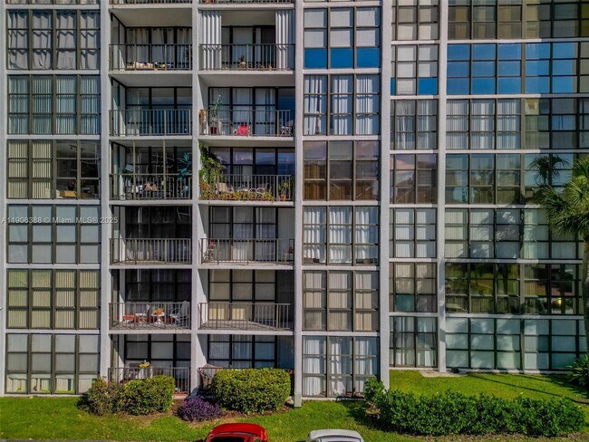 Building Photo - 800 Parkview Dr