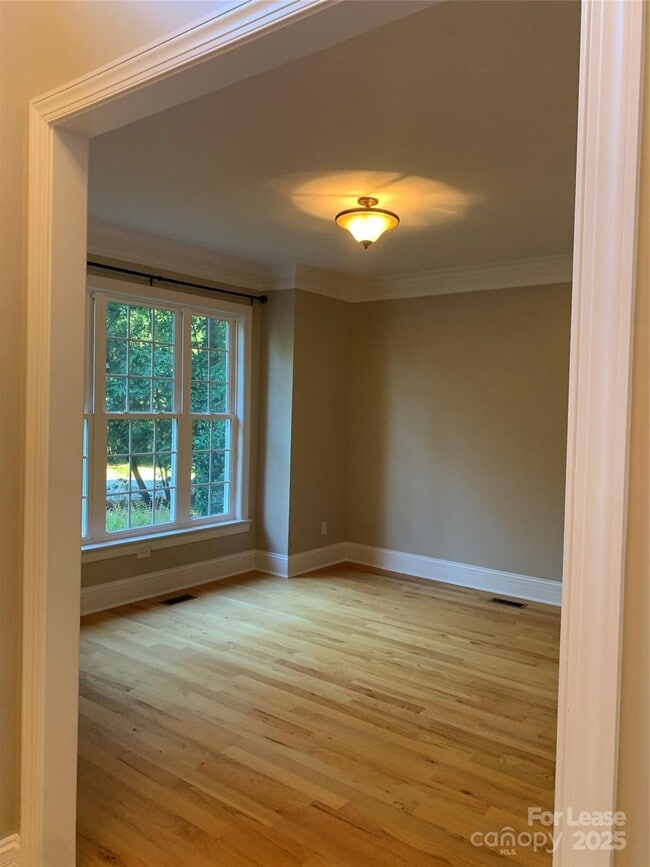 Building Photo - 7925 Bay Pointe Dr