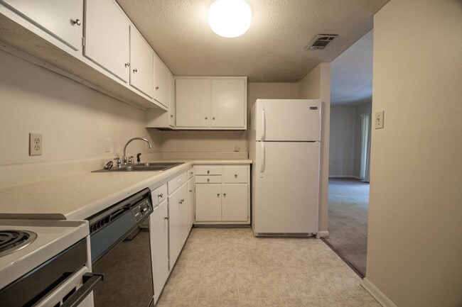 Building Photo - Charming Condo Living in the Heart of Chapel Hill!