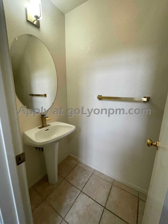 Building Photo - Charming 2BDRM 2.5BA with LOFT | Perfect Location near Folsom Premium Outlets & Lake Natoma!