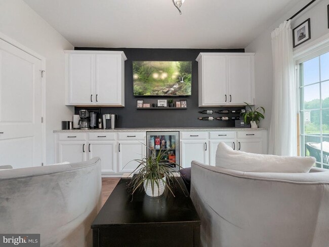 Building Photo - 131 Edgewater Ct