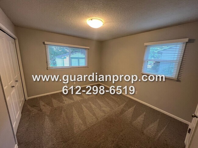 Building Photo - Mendota Heights Rambler Available Septembe...