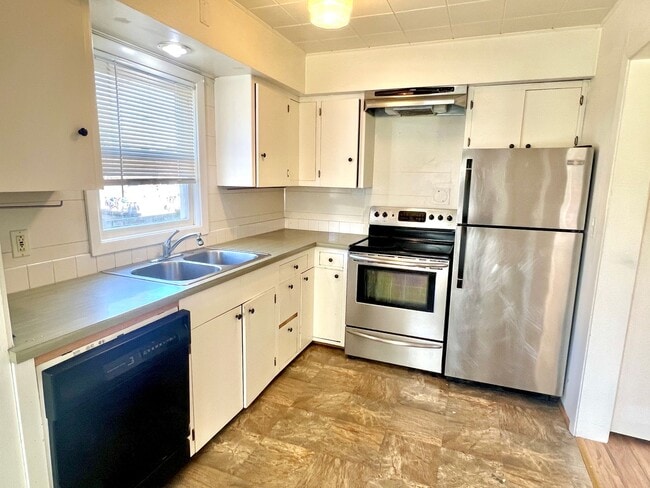 Building Photo - Portsmouth Neighborhood 3 story Home with Laminate H/W Floors, Fenced Backyard