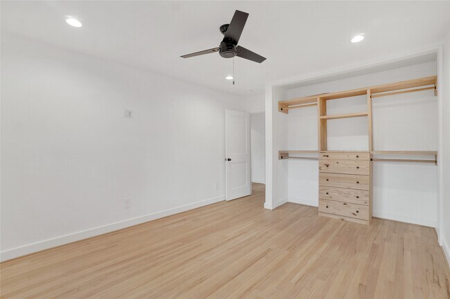 Building Photo - 5226 Kinglet St