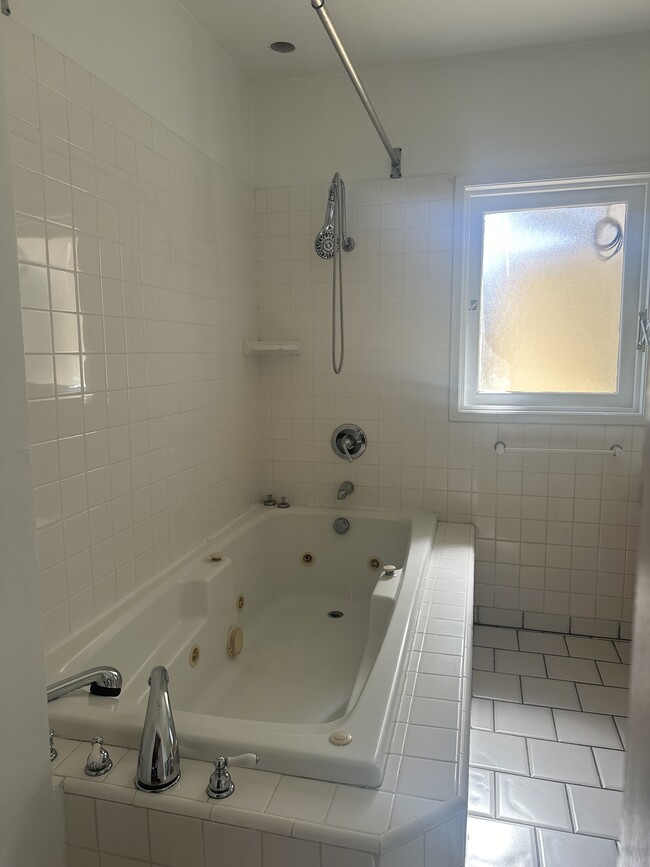 Jacuzzi tub - 7642 Hampton Ave