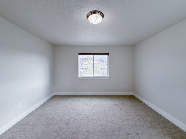 Building Photo - 3 Bed 3 Bath - Townhouse