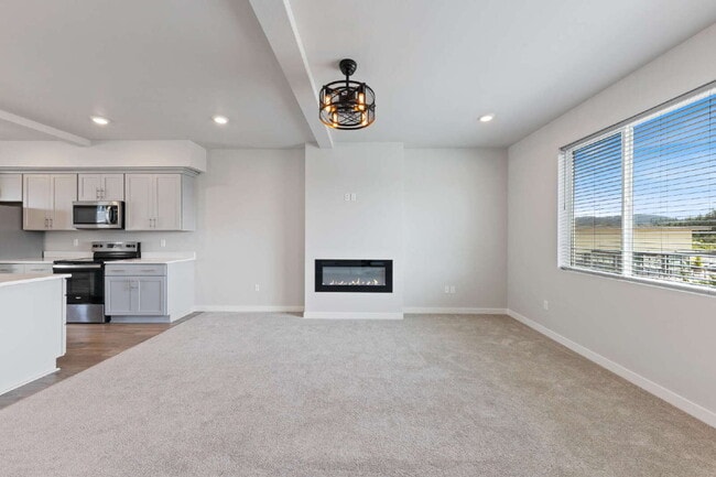 Building Photo - Newly Constructed 3 bedroom, 2.5 Bathroom home with luxury finishes!