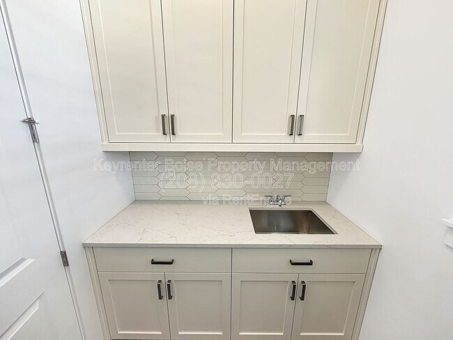 Building Photo - 2197 N Leatherwood Ave